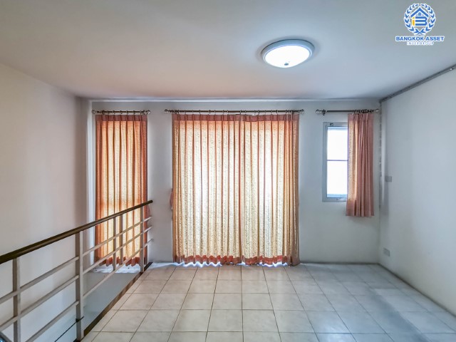 ทาวน์โฮมมือสองย่านกรุงเทพฯ ม.บ้านริมสวน ดอนเมือง เนื้อที่ 19.1 ตร.ว. ฟังก์ชัน 3 ห้องนอน 3 ห้องน้ำ 1 ที่จอดรถ บ้านพร้อมอยู่ แถมฟรี! 3 เครื่องปรับอากาศ เข้า-ออกได้หลายเส้นทาง ถ.แจ้งวัฒนะ ถ.สรงประภา ถ.กำแพงเพชร 6 ใกล้ทางด่วน "ดอนเมืองโทลล์เวย์" และรถไฟฟ้าสายสีแดง "สถานีดอนเมือง"...